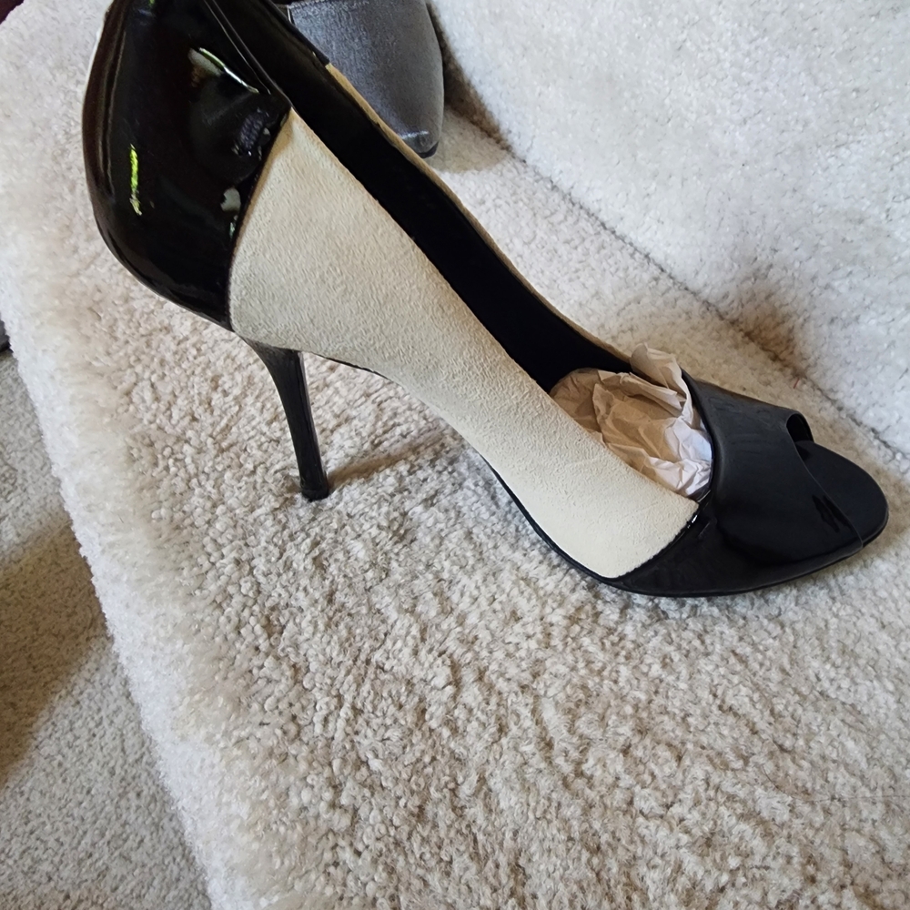 Gucci Elegant Black and Cream Heels
